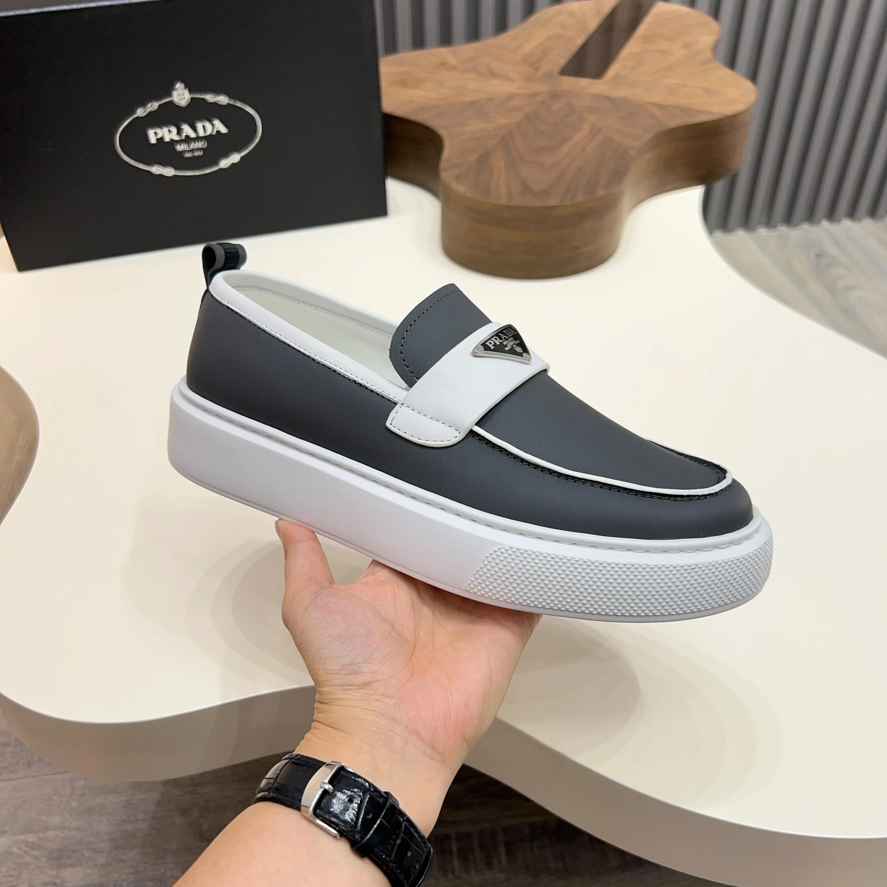 💰740 Thick-soled trendy brand (Prada) mainly promotes popular models, avant-garde and versatile fashionable men's shoes, private version molding, cowhide splicing 1:1 replica... fashionable, simple, elegant, more eye-catching and more classy, ​​it will subvert the old idea, a must-have for fashionistas who want to spend time with you! Must keep it! Tall and comfortable outsole, high-end quality workmanship. @ Code number: 39-44 38 45 can be ordered. Multiple colors are available.